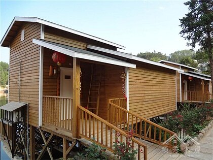 水庫邊上的小木屋群