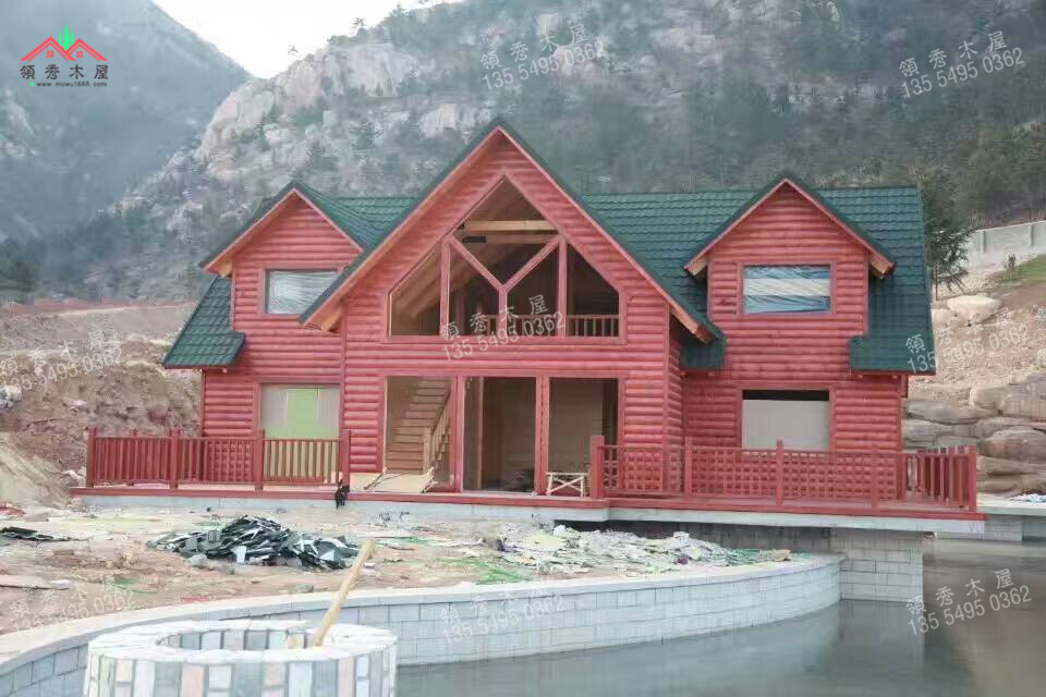 建在水庫邊的雙層重型木別墅
