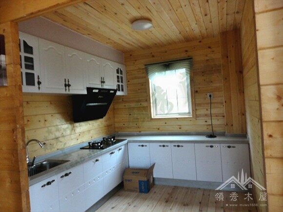 領(lǐng)袖木屋公司員工跟客人合影圖