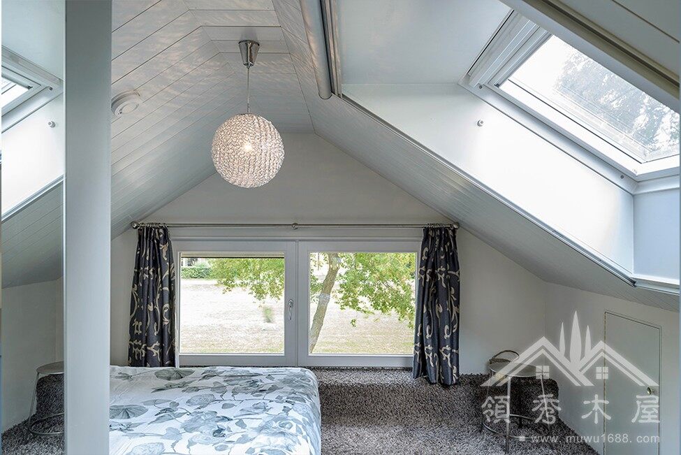 工人裝修小木屋室內水電系統(tǒng)及裝飾裝修