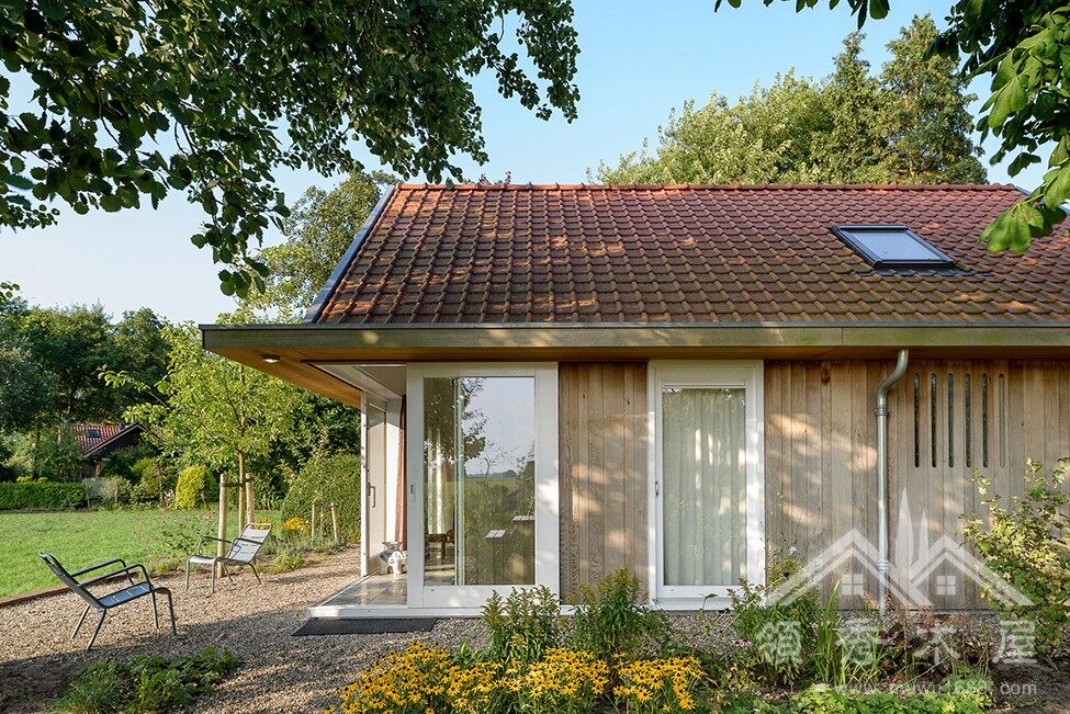 客人審查小木屋設計圖紙