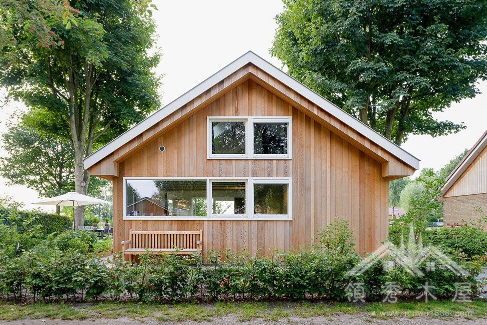 客戶現(xiàn)場指導工人，與工人相互探討問題