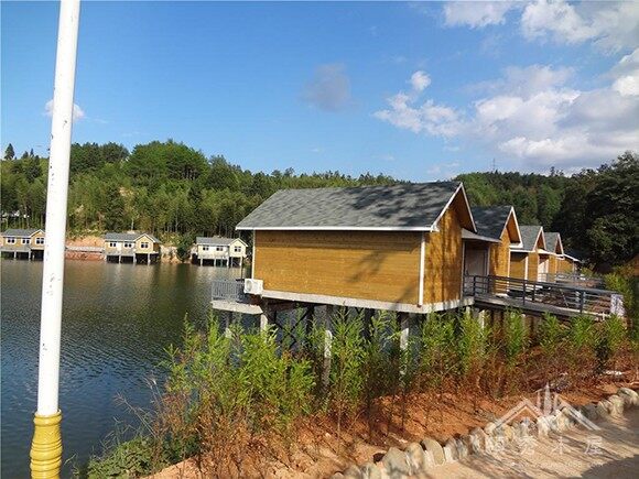 水庫(kù)邊上的小木屋群(圖4)