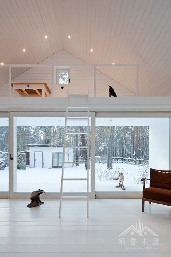 在這下雪的冬天木屋縷縷青煙遠(yuǎn)看著感覺非常溫暖