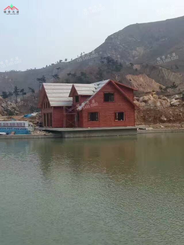 建在水庫邊的雙層重型木別墅