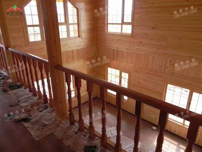 建在水庫邊的雙層重型木別墅