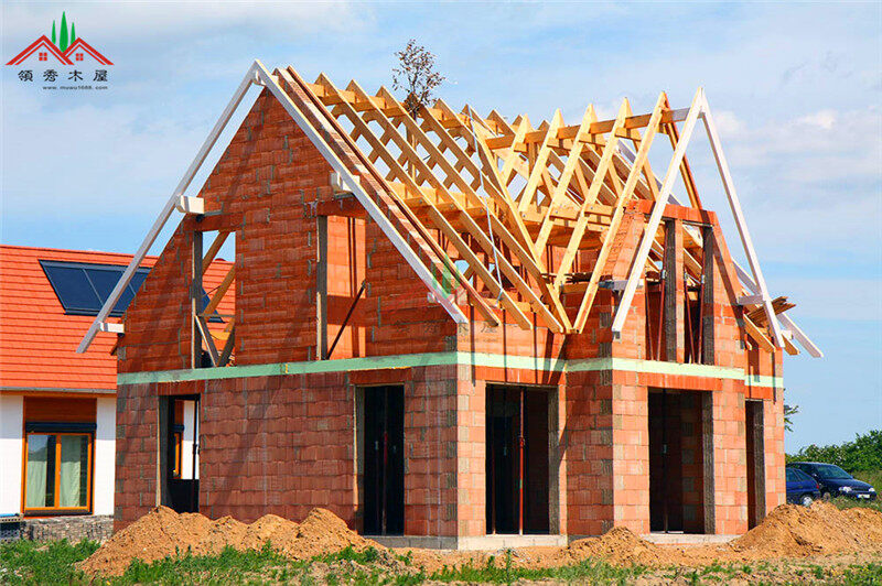 木結(jié)構(gòu)與磚混結(jié)構(gòu)結(jié)合的木屋(圖1)