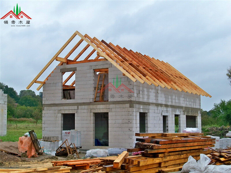 木結(jié)構(gòu)與磚混結(jié)構(gòu)結(jié)合的木屋(圖2)