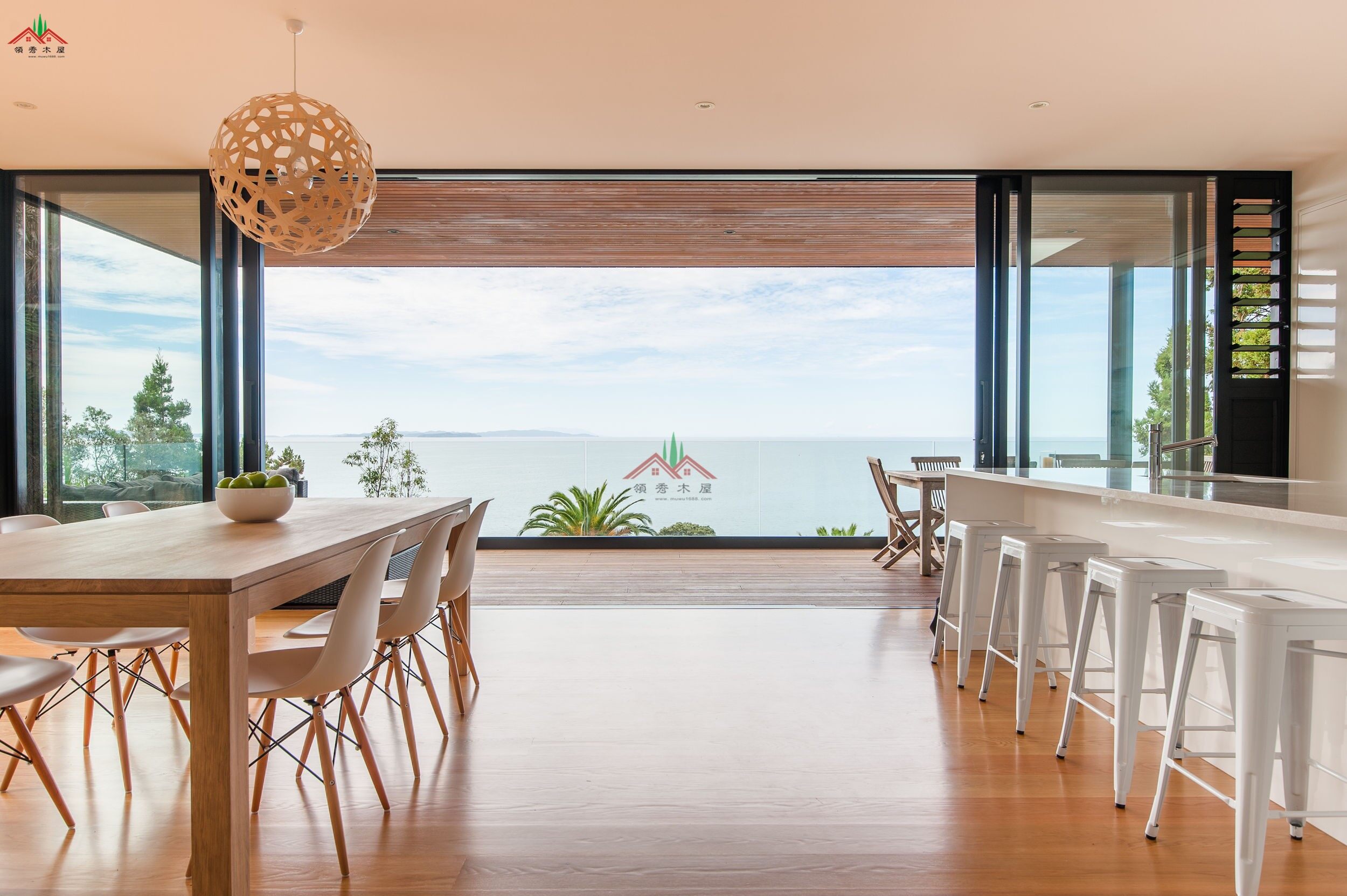 現(xiàn)代風(fēng)格吊腳樓木屋(圖4)