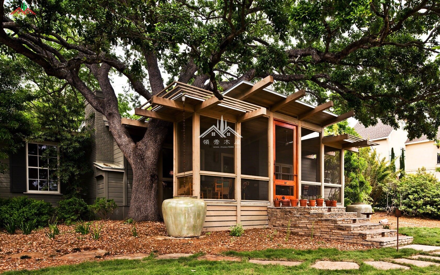 入戶門前改造樹屋客廳