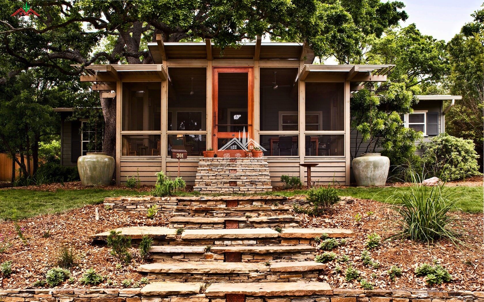 入戶門前改造樹屋客廳