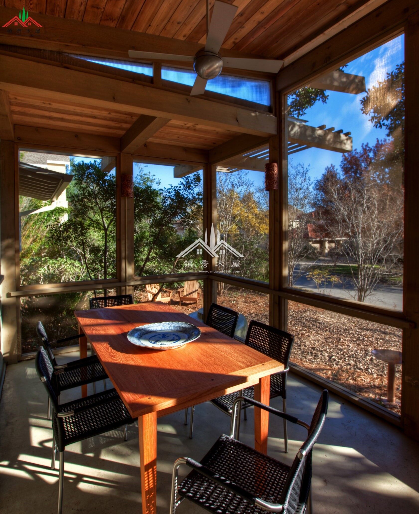 入戶門前改造樹屋客廳