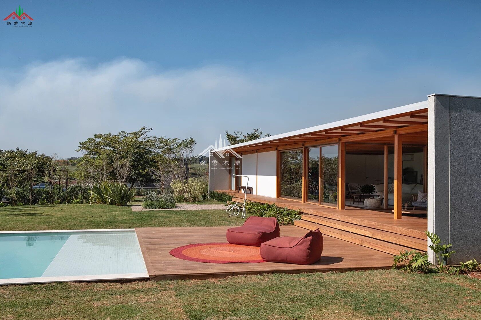 現(xiàn)代風(fēng)格大落地窗度假小木屋