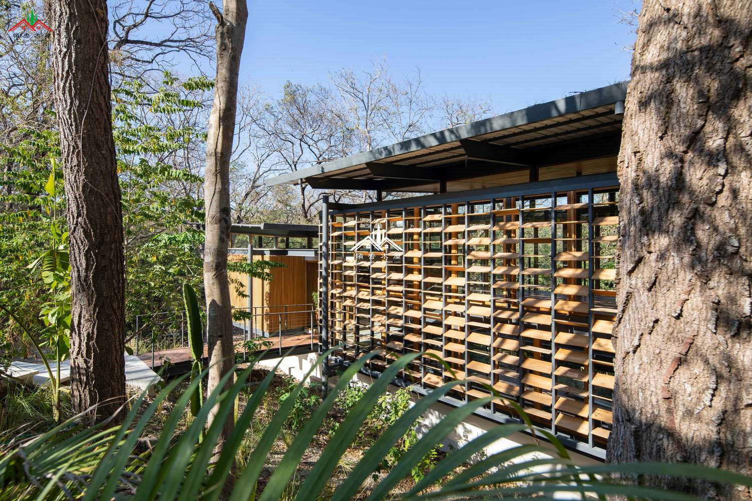 鋼木混凝土結(jié)合木屋