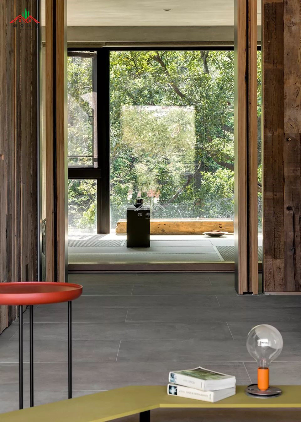 簡(jiǎn)約混磚木屋