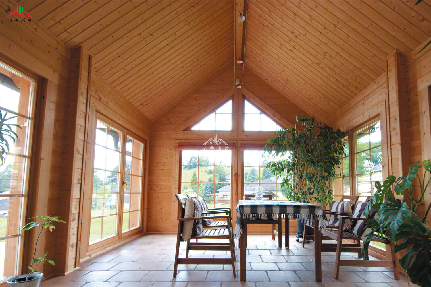 重型雙層原木色木屋別墅