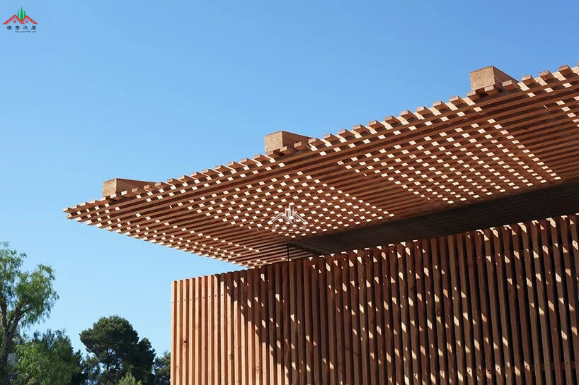 現(xiàn)代風(fēng)格格柵表皮斜頂小度假木屋