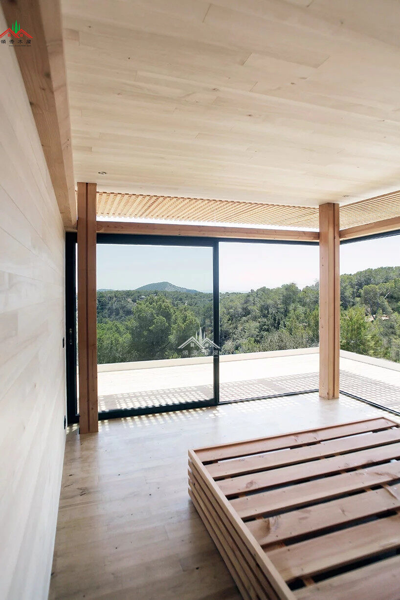 現(xiàn)代風(fēng)格格柵表皮斜頂小度假木屋