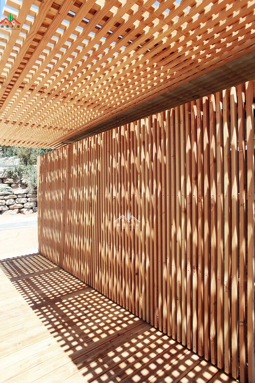 現(xiàn)代風(fēng)格格柵表皮斜頂小度假木屋