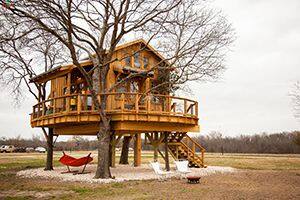 2020年創(chuàng)意特色新款原木色雙層樹屋