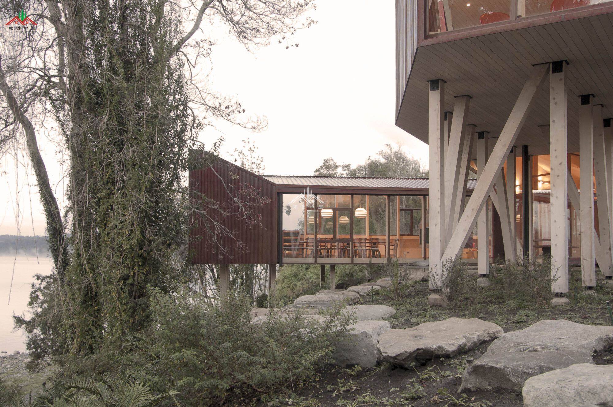 湖邊方形模塊木屋