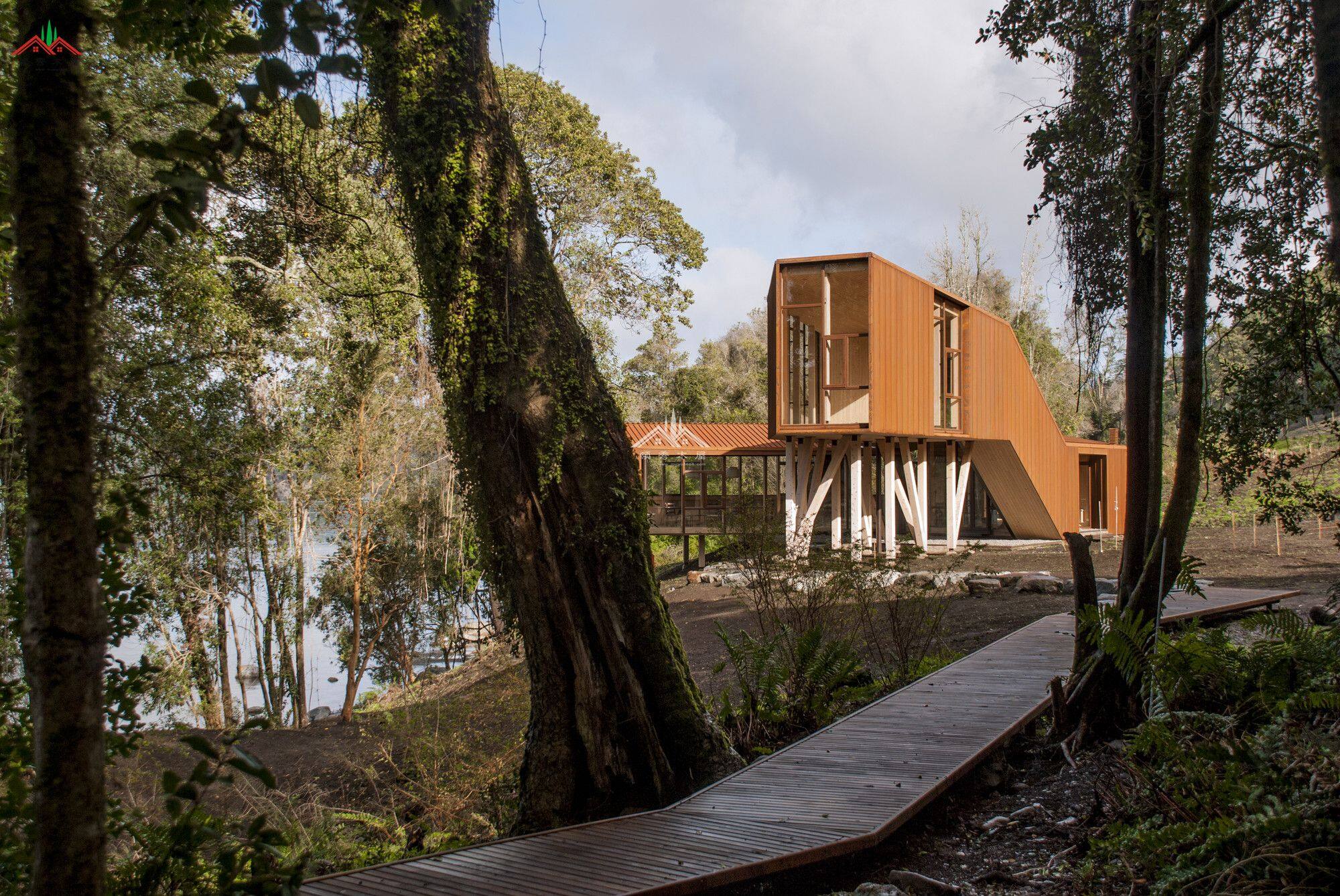 湖邊方形模塊木屋