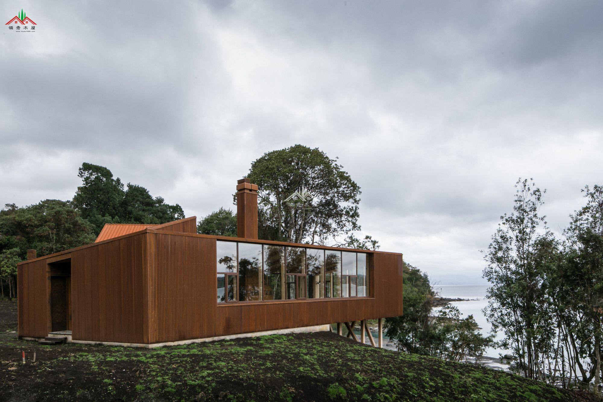 湖邊方形模塊木屋