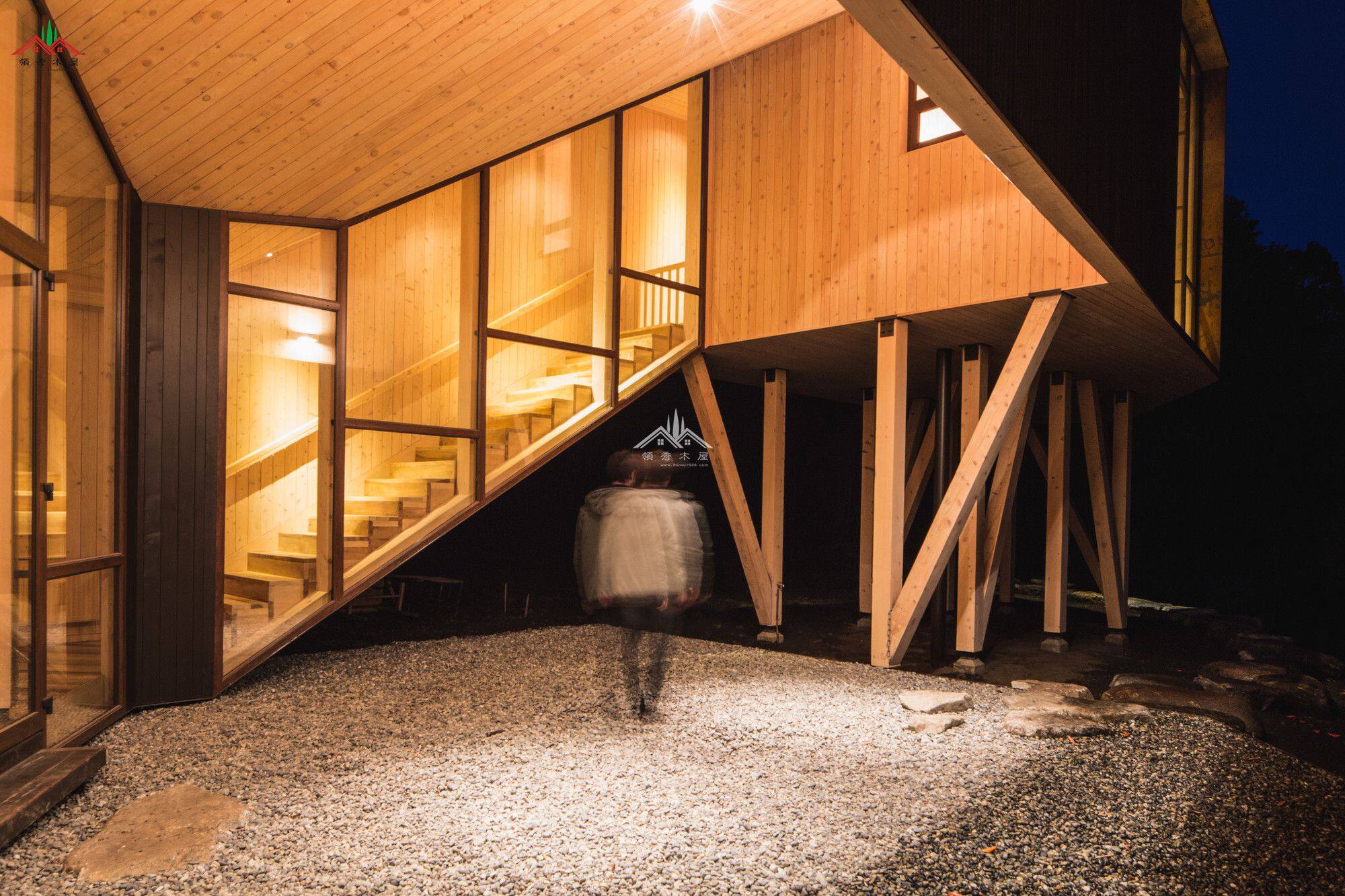 湖邊方形模塊木屋