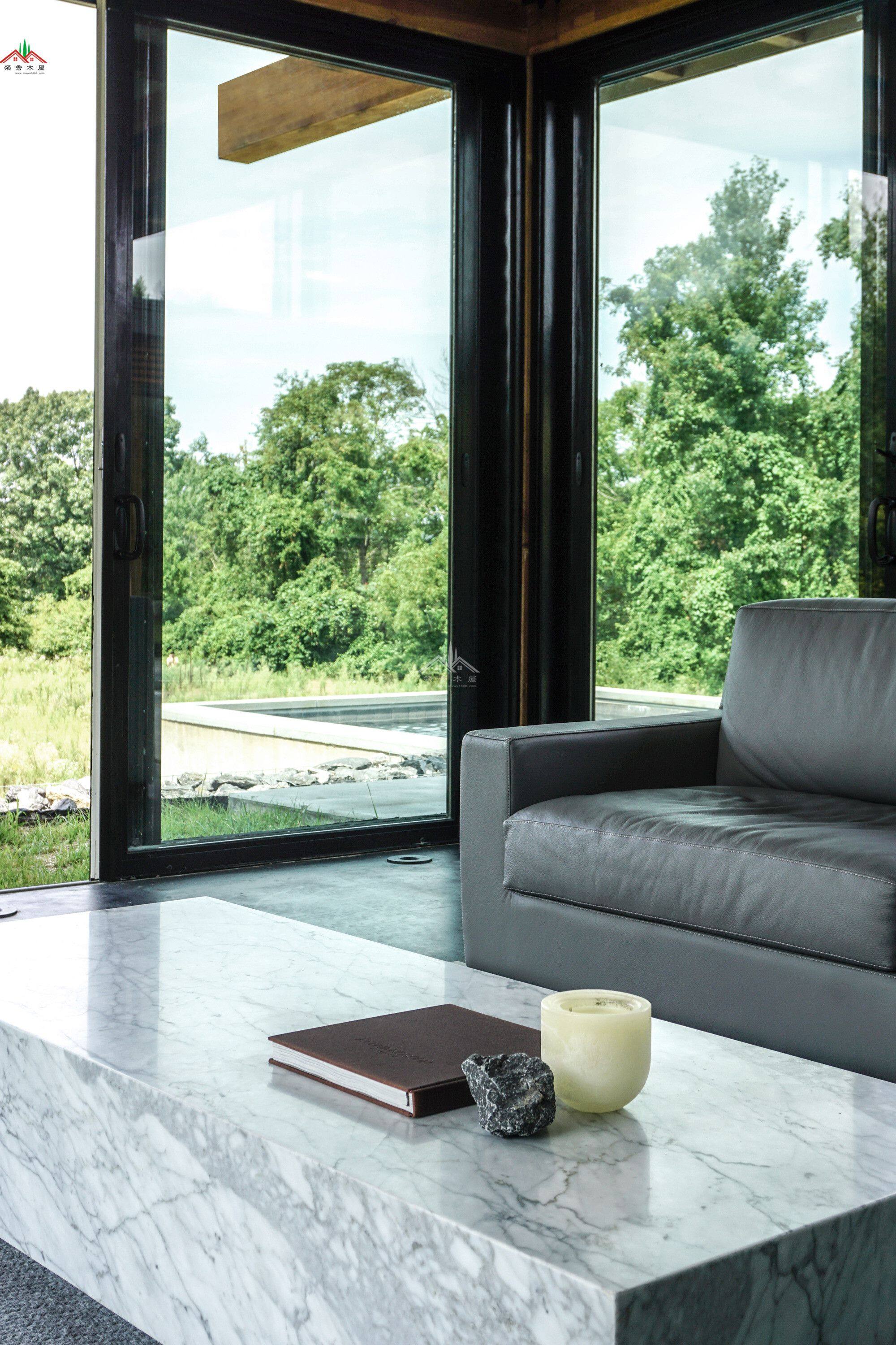 平頂混凝土木材結(jié)合的特色木屋