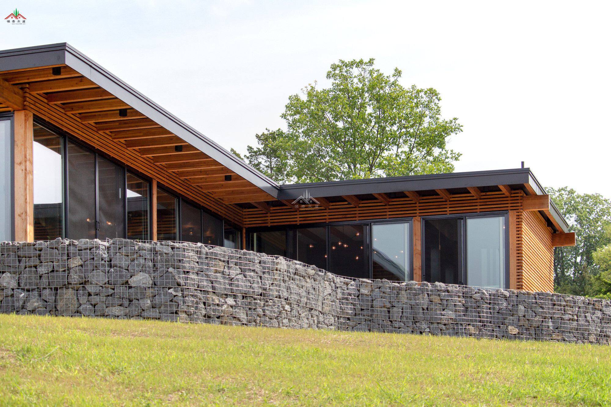 平頂混凝土木材結(jié)合的特色木屋